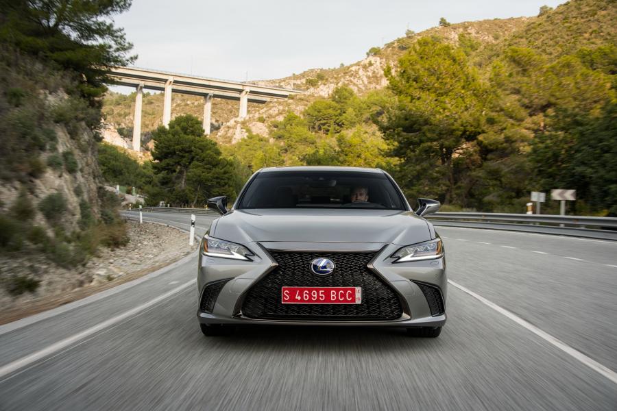  Lexus ES300h F-Sport 2018 года  (WW) (фото 39 из 46)